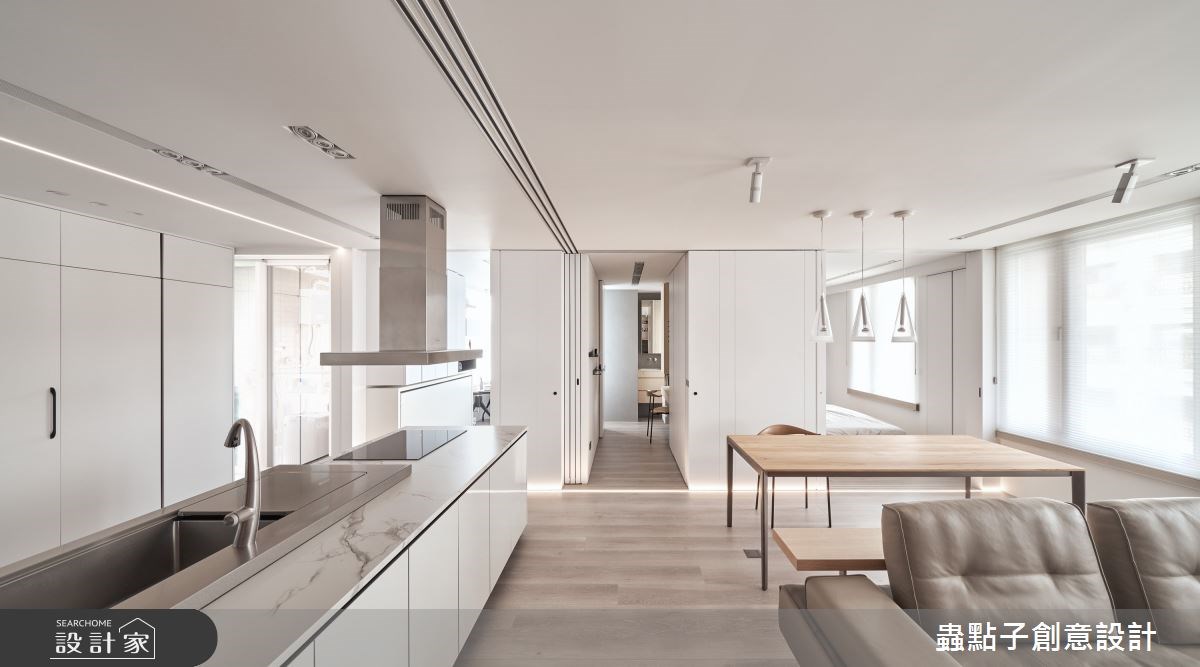 媒體業夫妻的家運用八道拉門取代全室隔間,開啟公私領