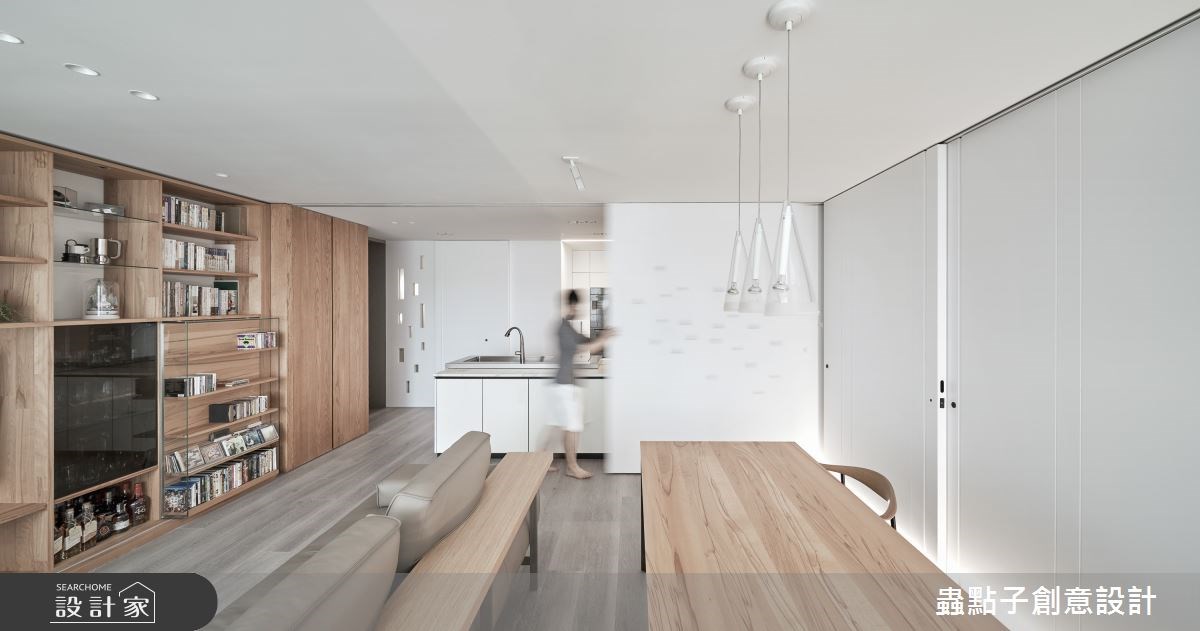 媒體業夫妻的家運用八道拉門取代全室隔間,開啟公私領