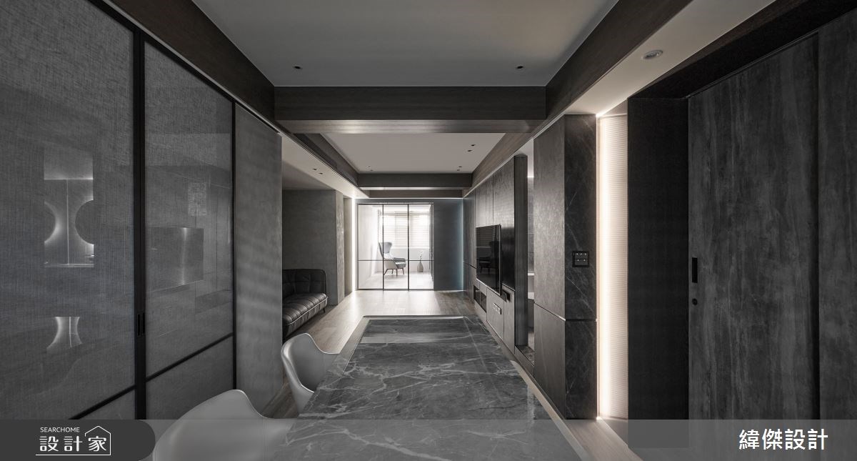 重新梳理老屋格局消弭了窄長廊道，在採光面底端設計一