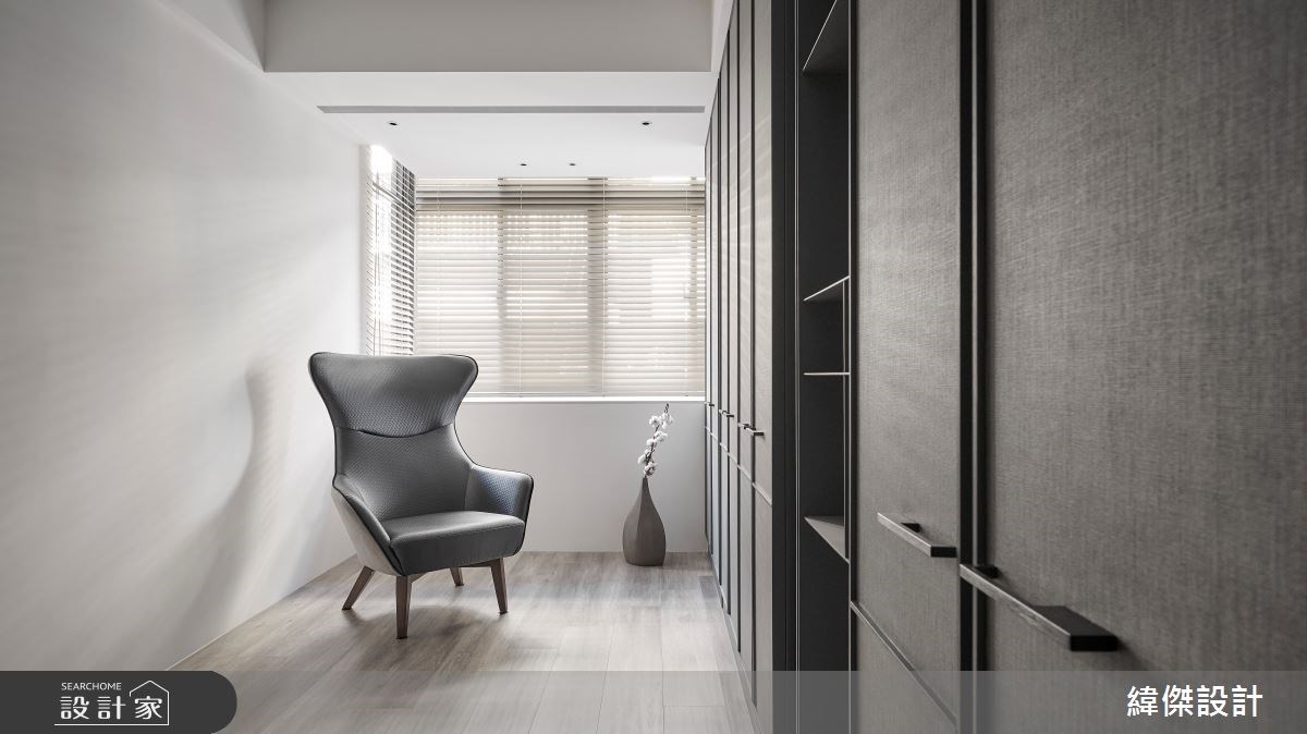 重新梳理老屋格局消弭了窄長廊道，在採光面底端設計一