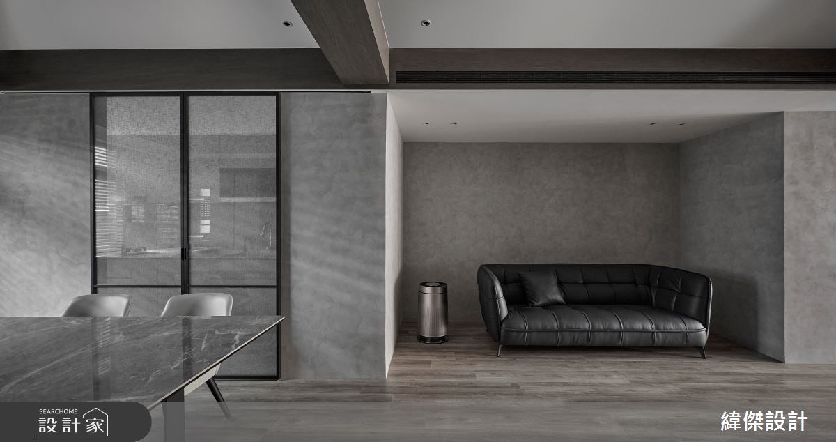 重新梳理老屋格局消弭了窄長廊道，在採光面底端設計一