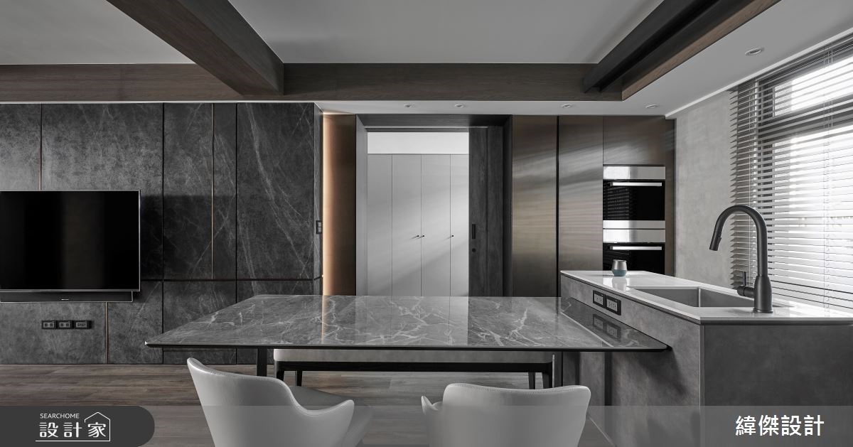 重新梳理老屋格局消弭了窄長廊道，在採光面底端設計一