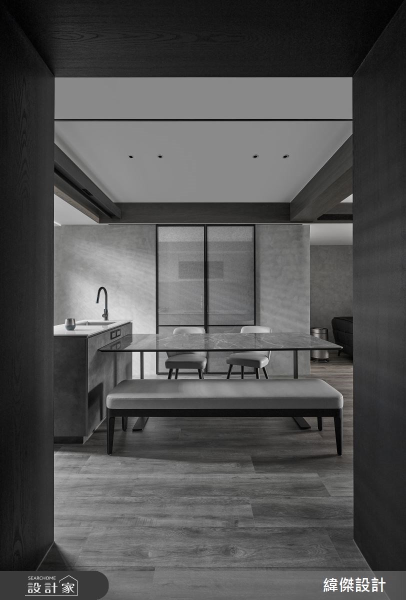 重新梳理老屋格局消弭了窄長廊道，在採光面底端設計一