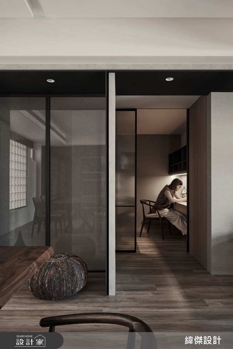 客廳電視主牆透過分割線化解牆面的笨重感，分割線亦隱