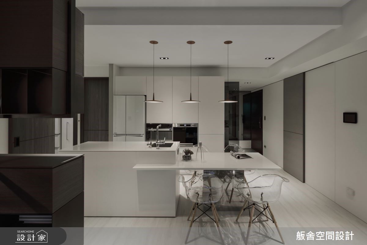 餐區大尺度中島,結合餐桌機能,滿足夫妻料理、用餐需求。