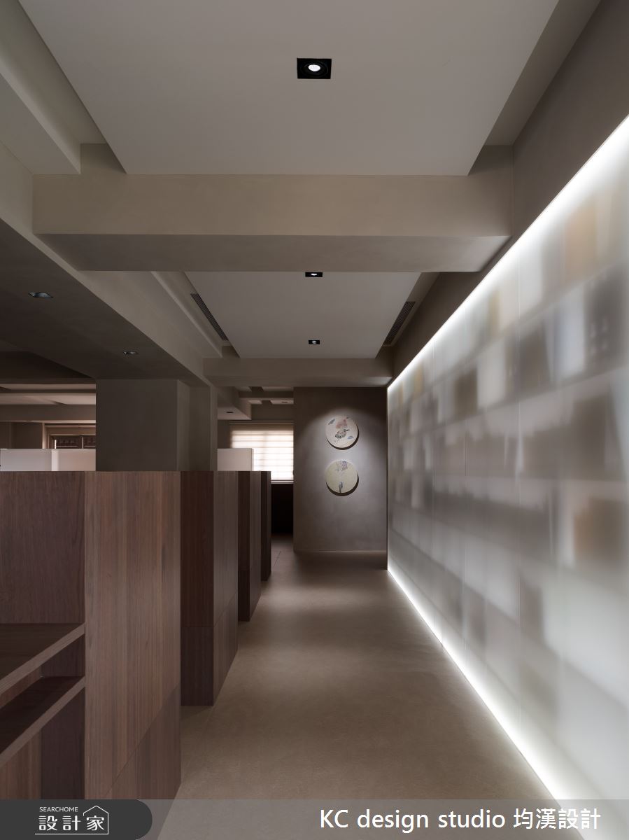 74坪的辦公空間位於舊商辦大樓中,原始空間有天花板低