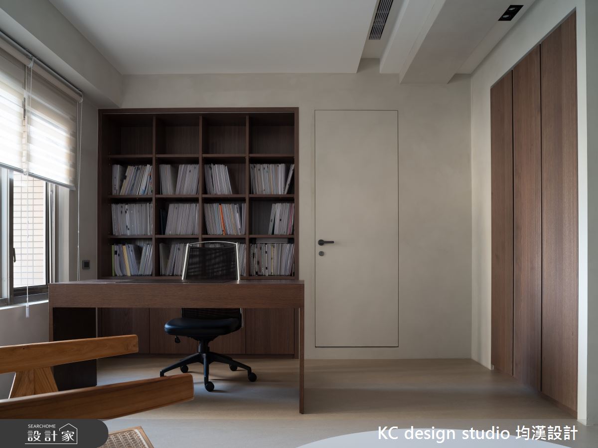 74坪的辦公空間位於舊商辦大樓中,原始空間有天花板低