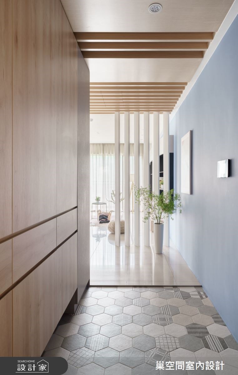 30坪新成屋在裝修計畫中，融合了屋主喜愛的日式格柵以