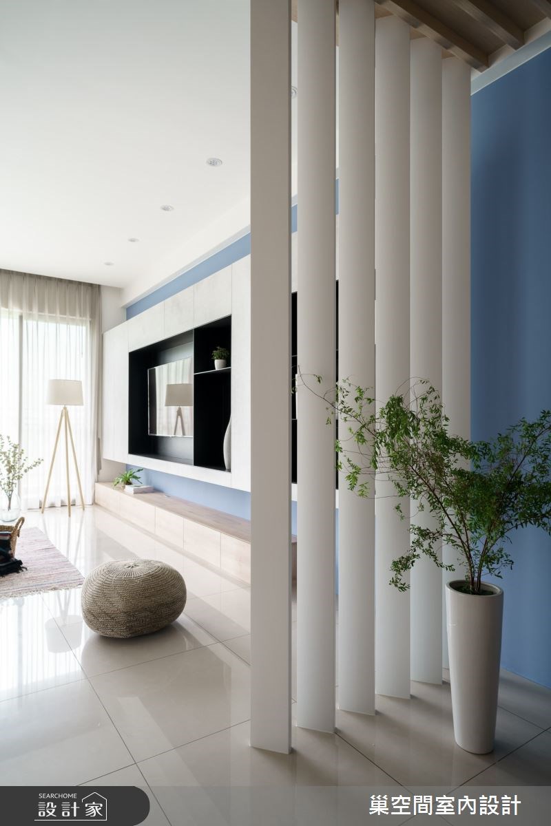 30坪新成屋在裝修計畫中，融合了屋主喜愛的日式格柵以