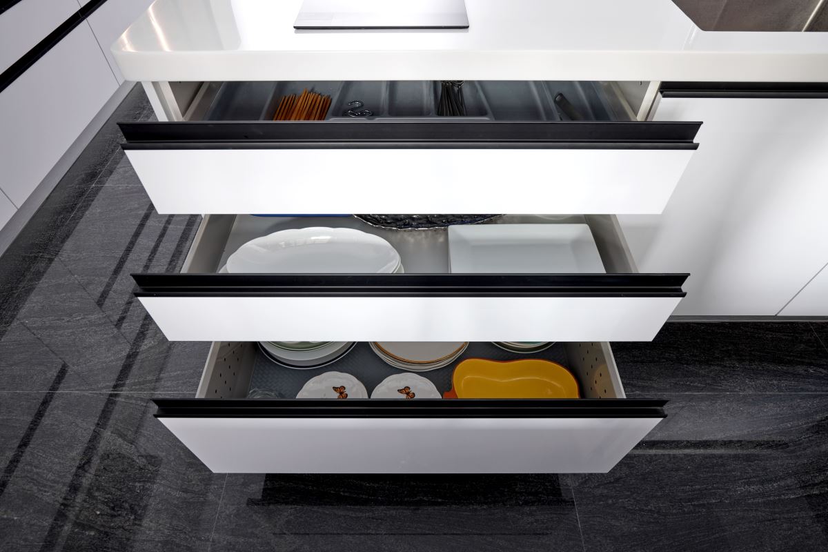 SAKURA 靜音緩衝抽屜地櫃讓每個開闔都輕鬆優雅,櫃內配備刀叉盤、止滑墊讓收納更貼心好用。