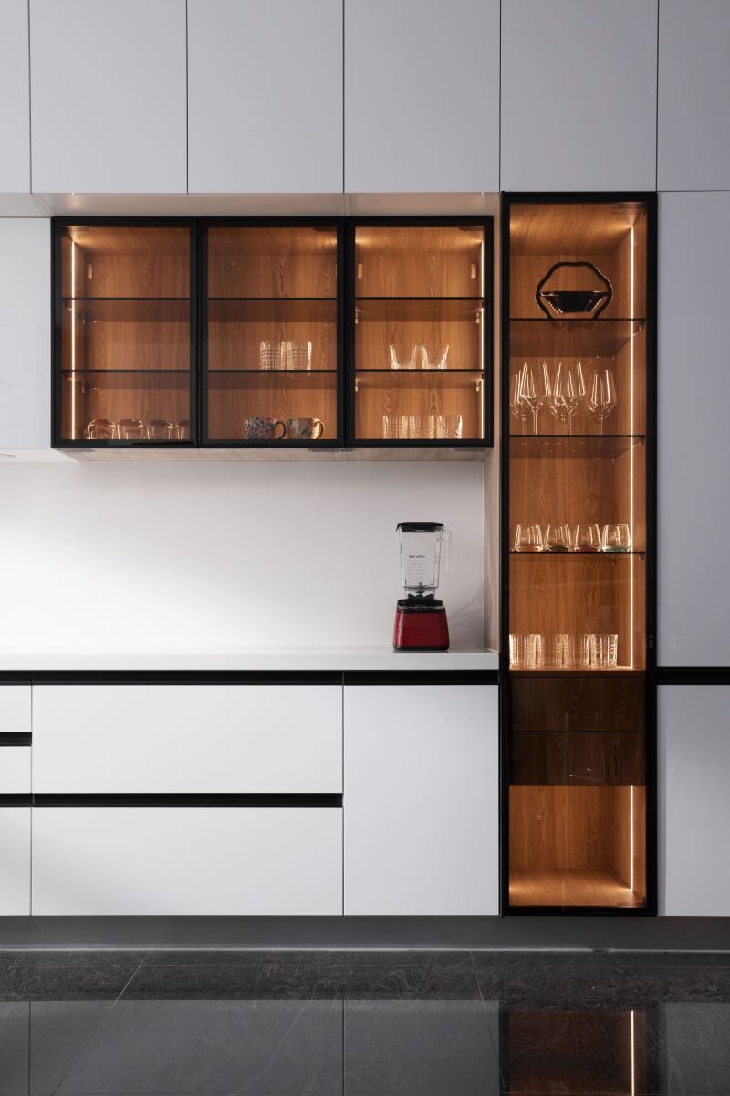 鋁框玻璃門高櫃內嵌 LED 光氛配置,創造不同的情境氛圍。