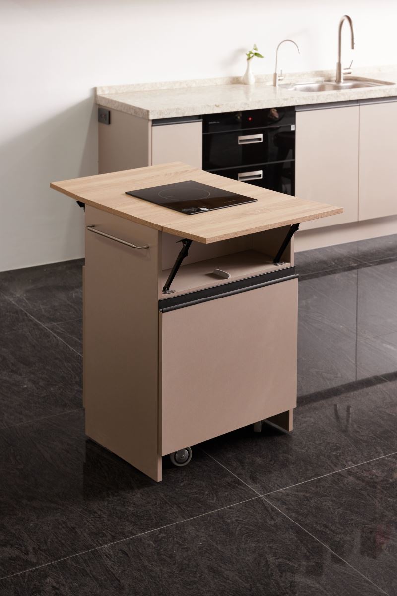 移動式餐車機動性強,內嵌 IH 感應爐取代傳統卡式爐,燒水泡茶安心又便利,摺疊式桌面方便調整桌面的大小,增加使用性。