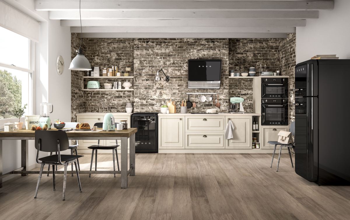 義大利 Smeg 美學家電品牌以經典的圓潤復古線條設計，搭配俐落黑調和現代高科技，完美繹廚房的黑色時尚！