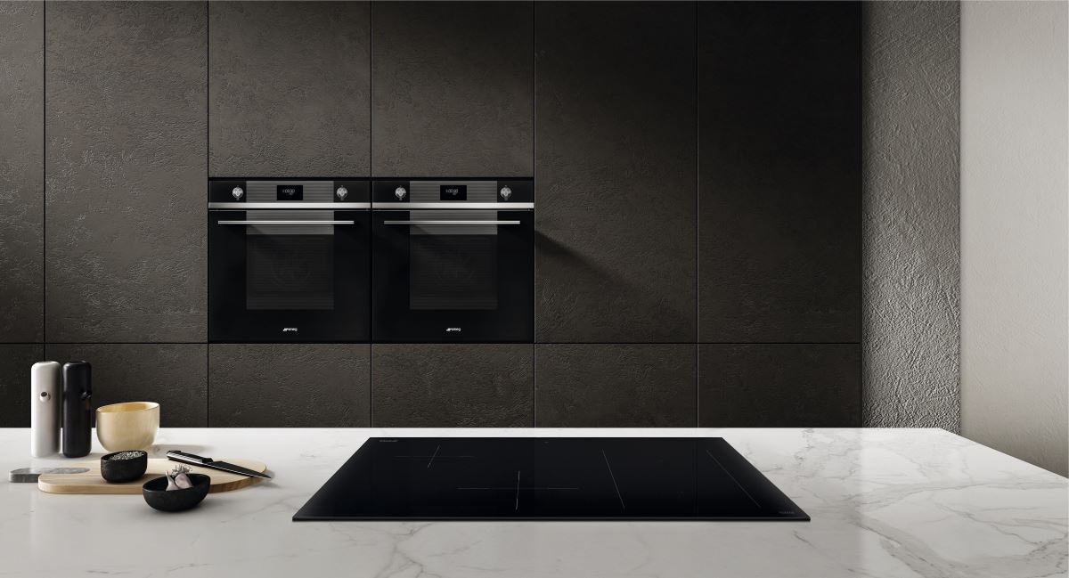 Smeg 美學感應爐和高熱壓旋風烤箱採用嵌入式設計，擁有時尚俐落的造型，可以完美隱形融於廚房之中，適合喜愛現代簡約風格的屋主。