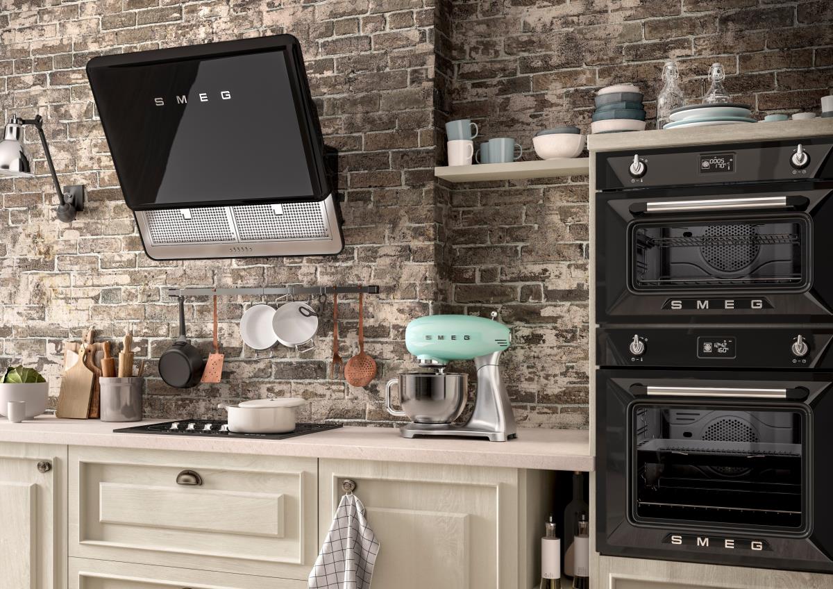 帶有溫馨質樸氣息的鄉村風廚房，搭載 Smeg 耀岩黑高熱壓旋風烤箱帶領使用者穿梭於復古美好的經典年代，以及現代高科技廚房的完美體驗。
