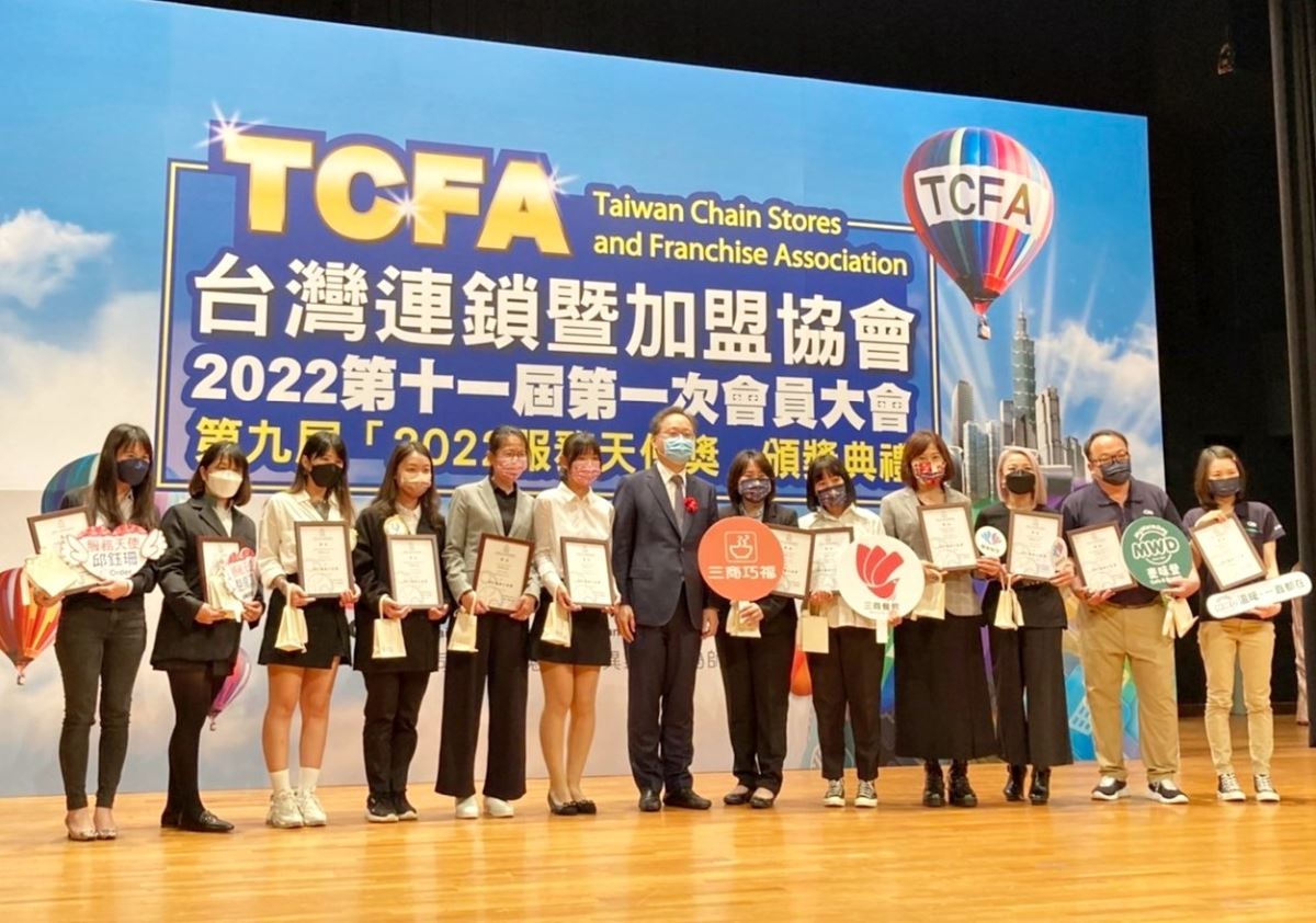 由台灣連鎖暨加盟協會新任理事長陳翔玢(中)頒發服務天使獎給歐德傢俱邱鈺珊(左一)、優渥實木駱佩涓(左二)。