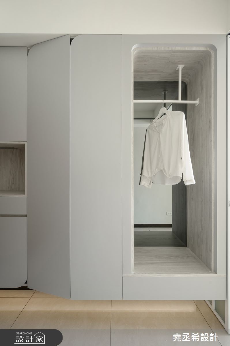 24 坪現代風住宅以淺灰調鋪陳精緻質感的生活氛圍,在
