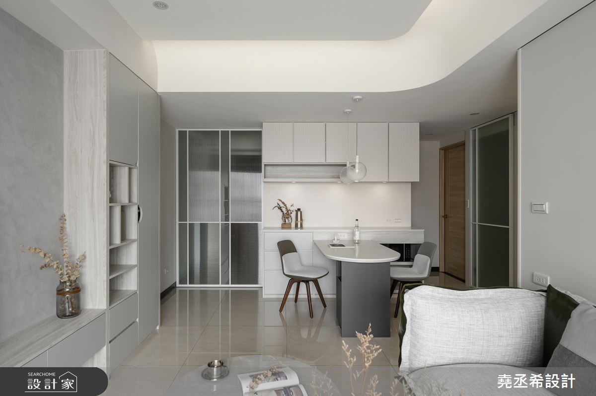 24 坪現代風住宅以淺灰調鋪陳精緻質感的生活氛圍,在