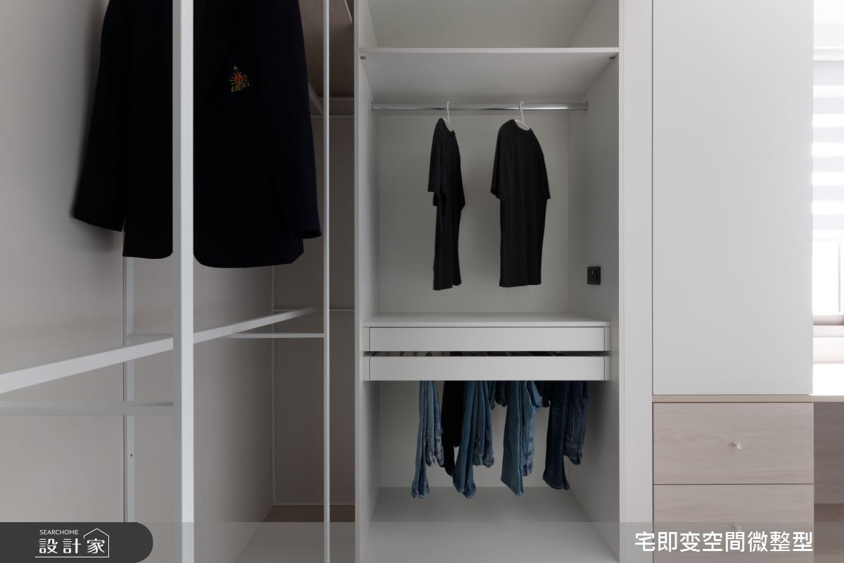 臥房增設完整更衣間機能,並配合孩子衣物收納習慣訂製吊架型式,建構便利生活品質。