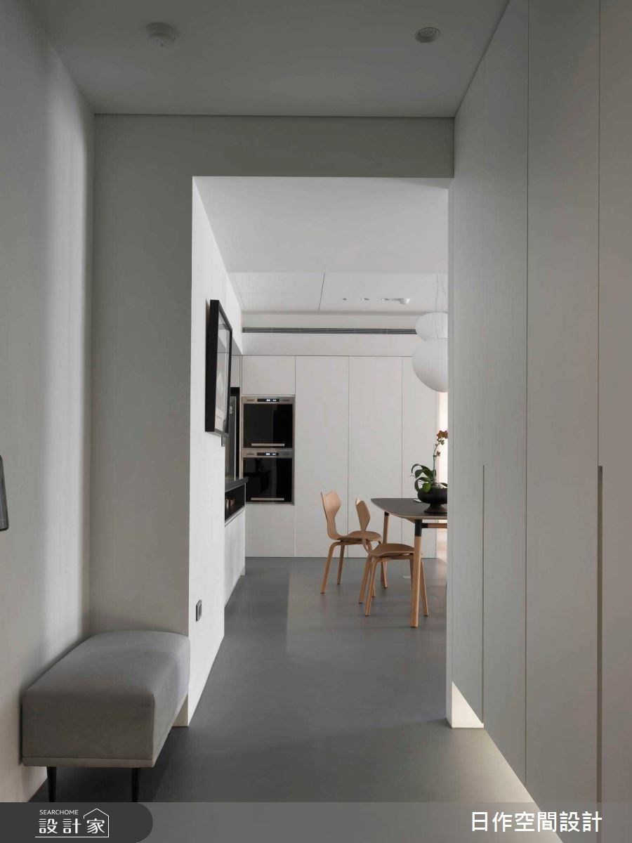 住著2大2小的40坪親子宅，不像常見的繽紛童趣，反而選