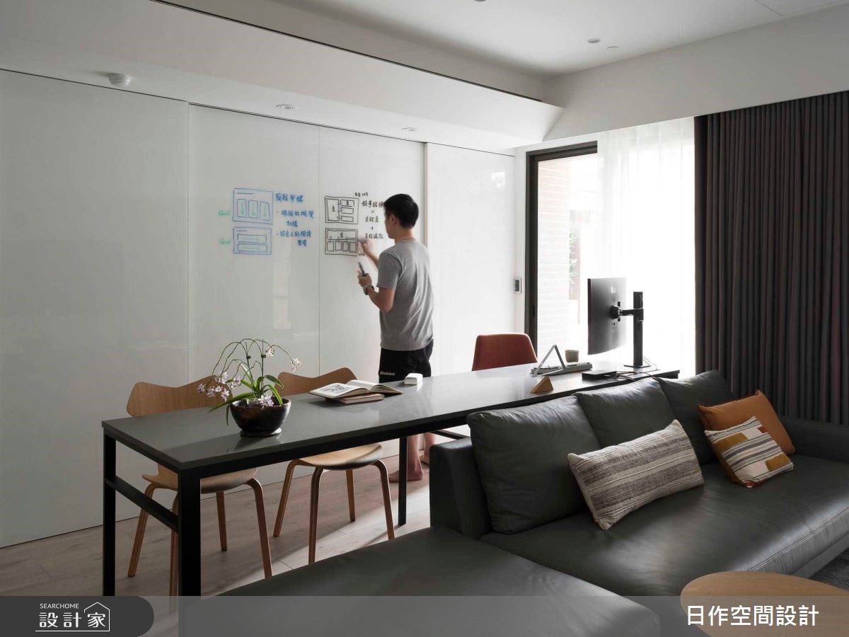 住著2大2小的40坪親子宅，不像常見的繽紛童趣，反而選