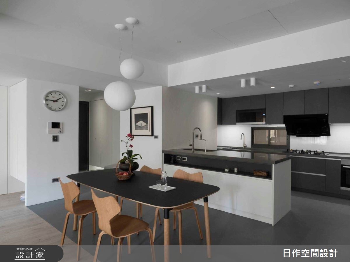 住著2大2小的40坪親子宅，不像常見的繽紛童趣，反而選