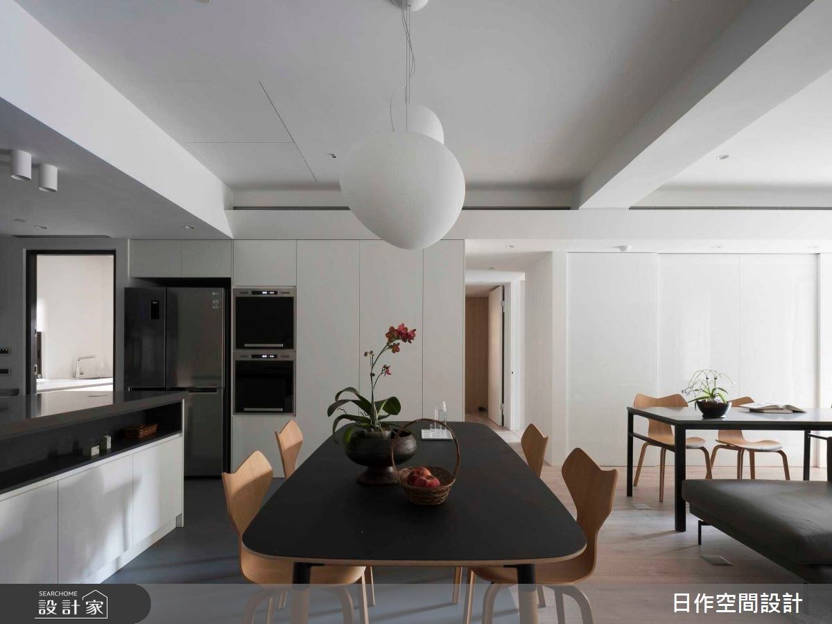 住著2大2小的40坪親子宅，不像常見的繽紛童趣，反而選