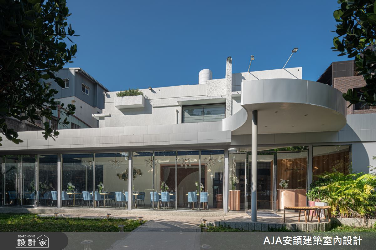 此案為老屋翻新101坪的現代風餐廳,享有戶外綠意草坪