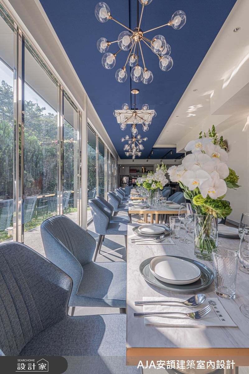 此案為老屋翻新101坪的現代風餐廳,享有戶外綠意草坪