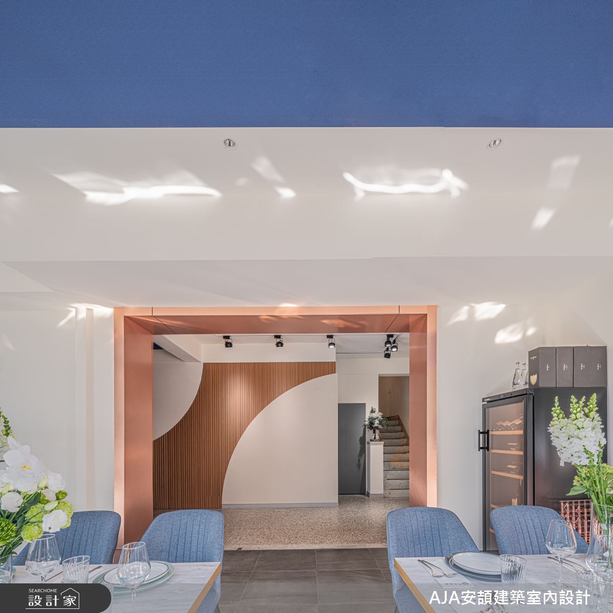 此案為老屋翻新101坪的現代風餐廳,享有戶外綠意草坪