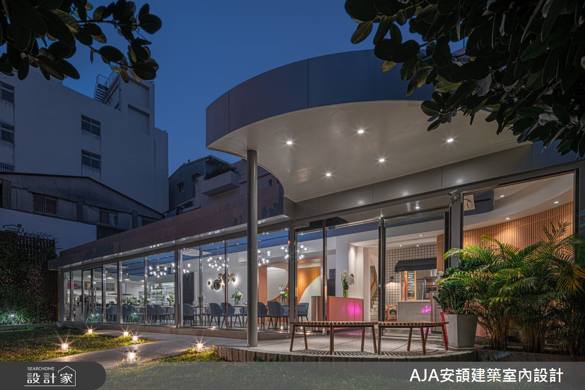 此案為老屋翻新101坪的現代風餐廳,享有戶外綠意草坪