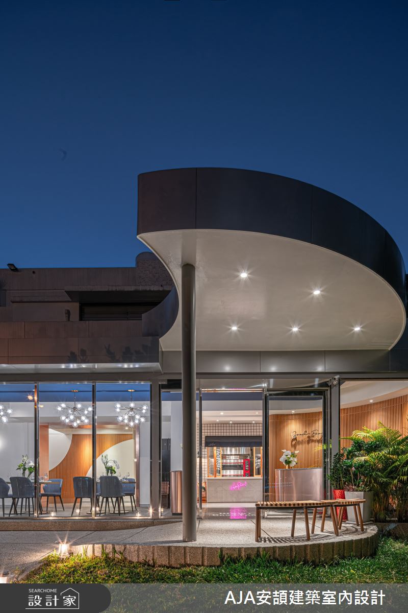 此案為老屋翻新101坪的現代風餐廳,享有戶外綠意草坪