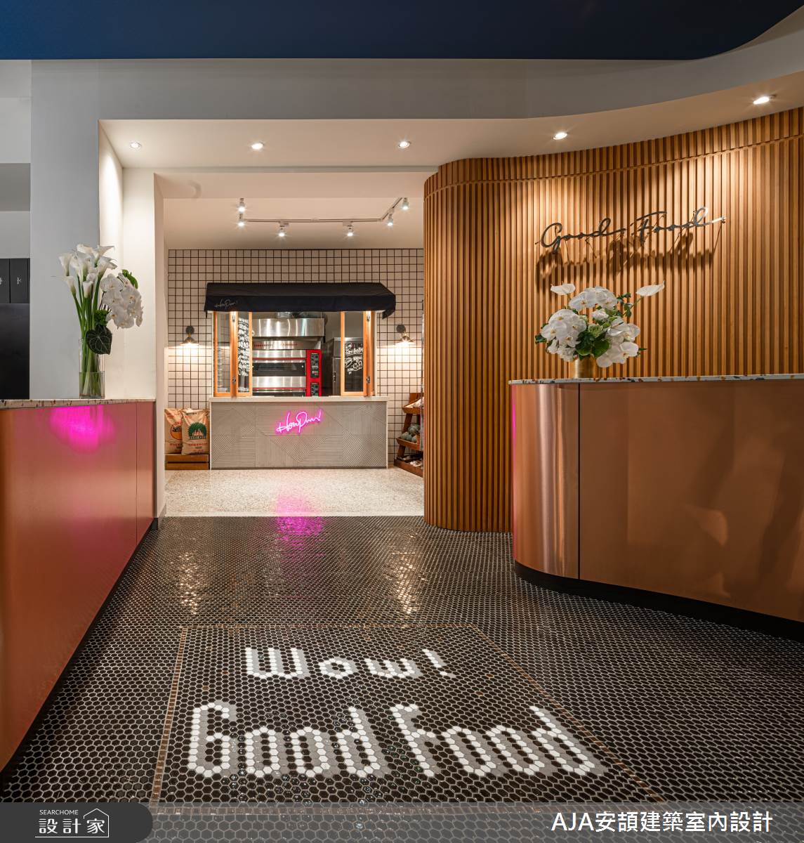 此案為老屋翻新101坪的現代風餐廳,享有戶外綠意草坪