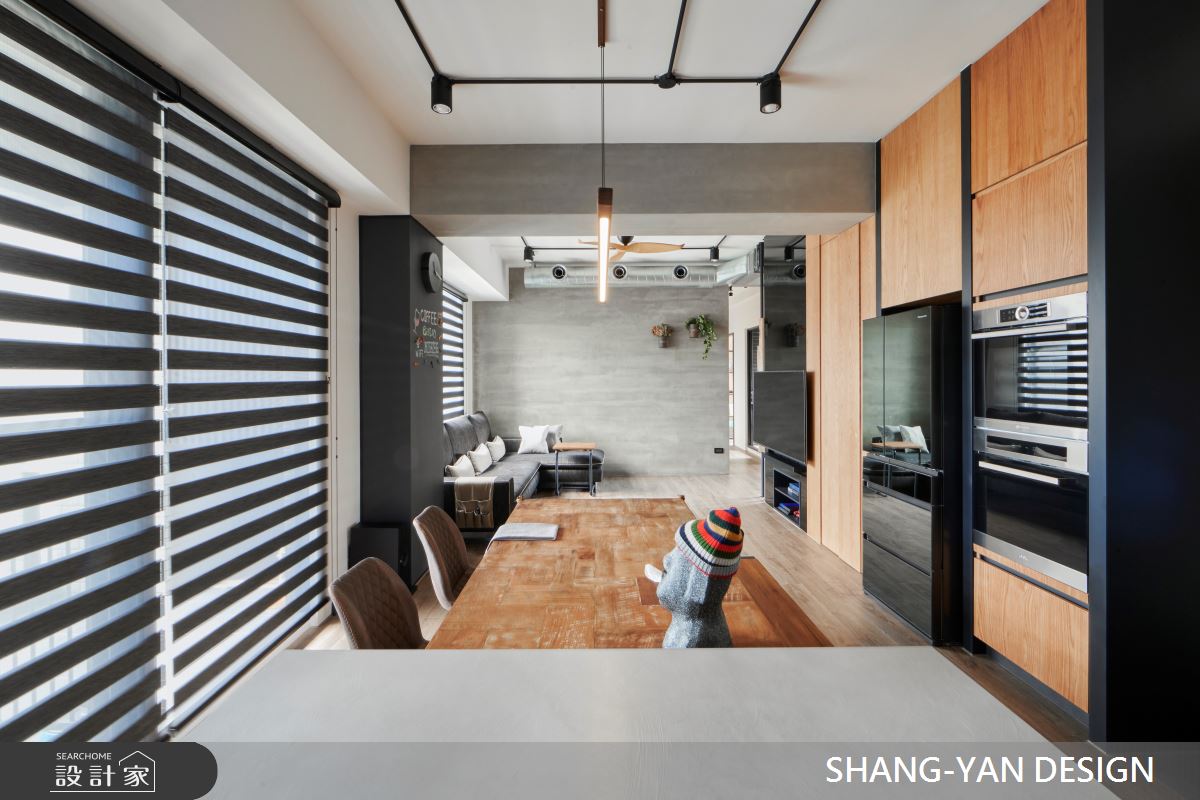此案為一家三口入住的工業風私宅,透過木質與鐵件的搭