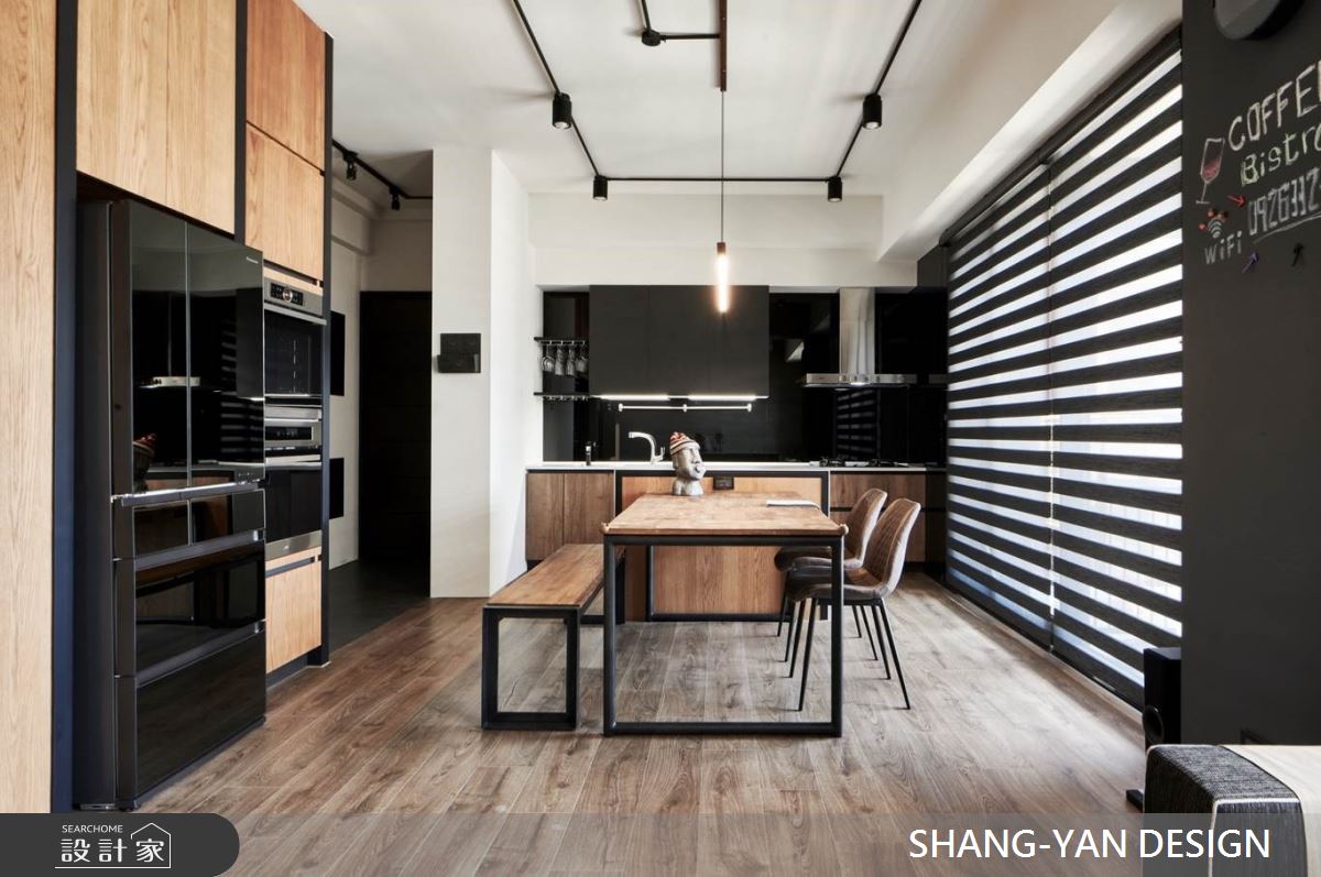 此案為一家三口入住的工業風私宅,透過木質與鐵件的搭