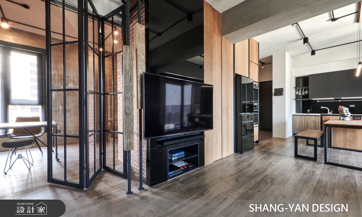 此案為一家三口入住的工業風私宅,透過木質與鐵件的搭