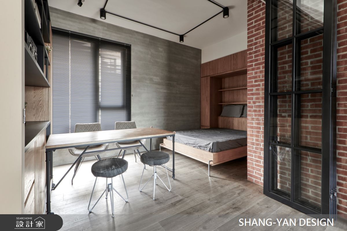 此案為一家三口入住的工業風私宅,透過木質與鐵件的搭