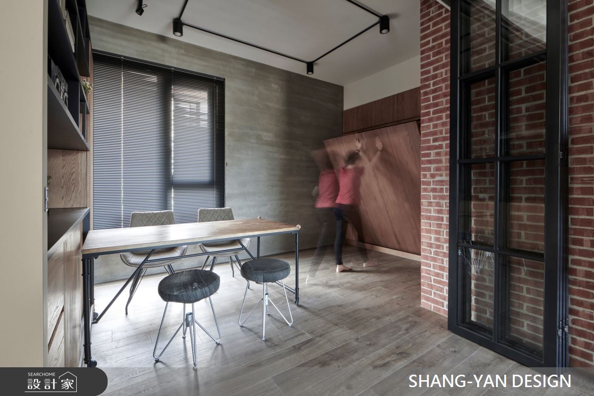 此案為一家三口入住的工業風私宅,透過木質與鐵件的搭