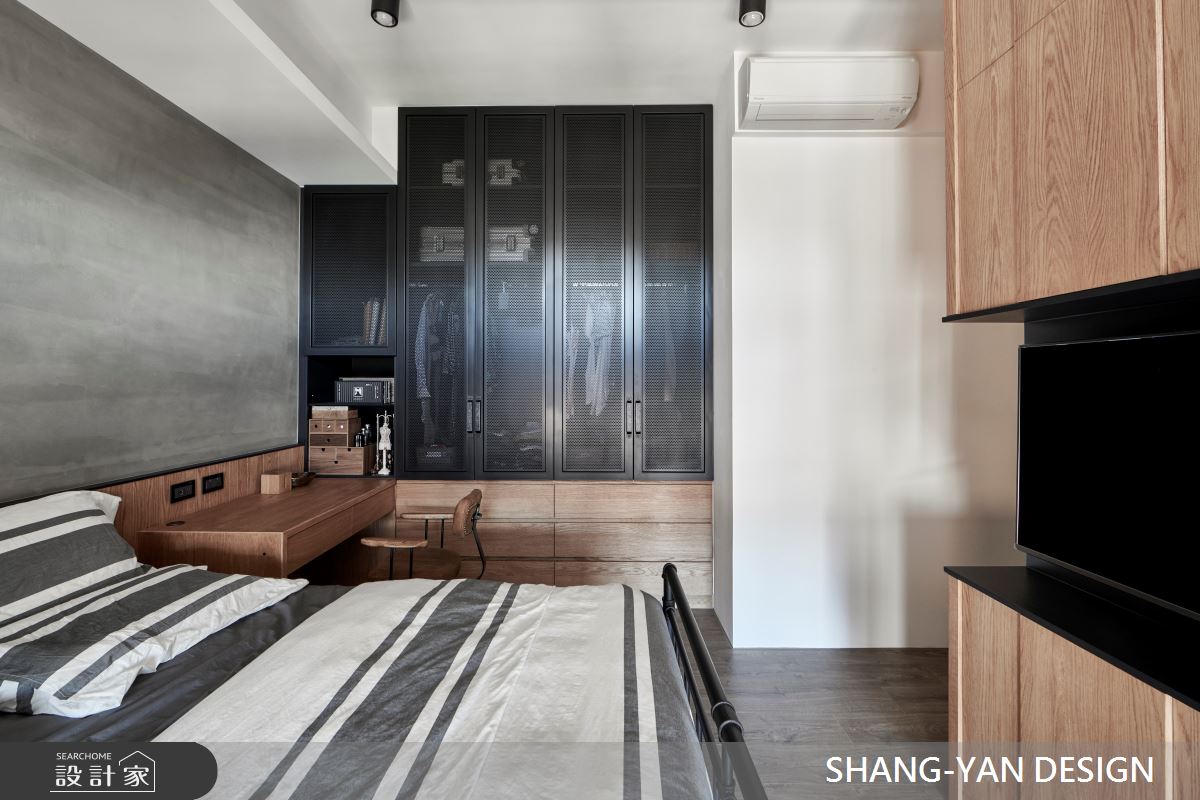 此案為一家三口入住的工業風私宅,透過木質與鐵件的搭