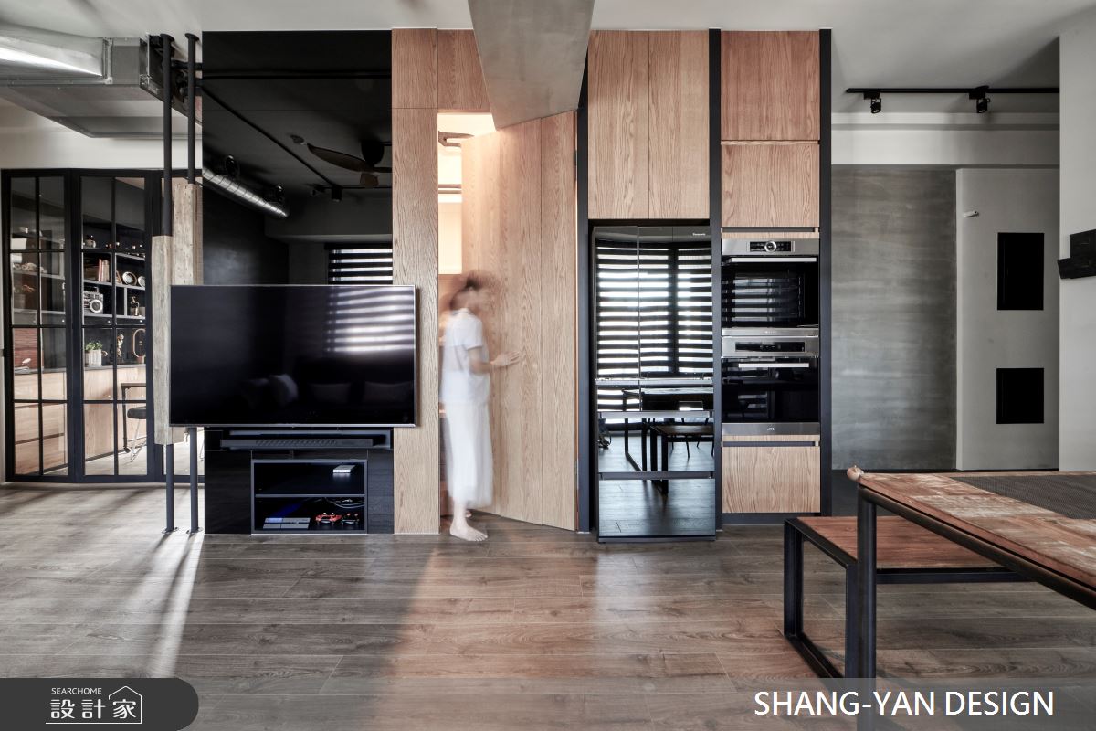 此案為一家三口入住的工業風私宅,透過木質與鐵件的搭