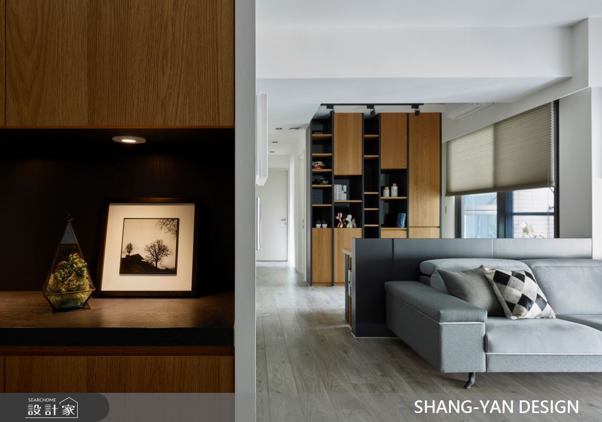 敞朗日光映照一室,照亮簡約的空間樣貌與一家三口的日