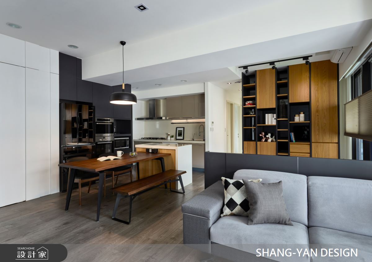 敞朗日光映照一室,照亮簡約的空間樣貌與一家三口的日