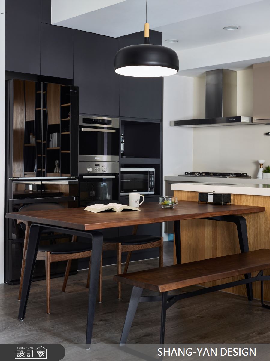 敞朗日光映照一室,照亮簡約的空間樣貌與一家三口的日