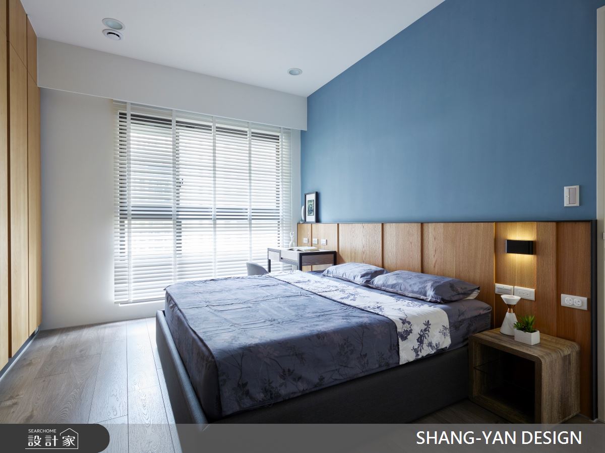 敞朗日光映照一室,照亮簡約的空間樣貌與一家三口的日