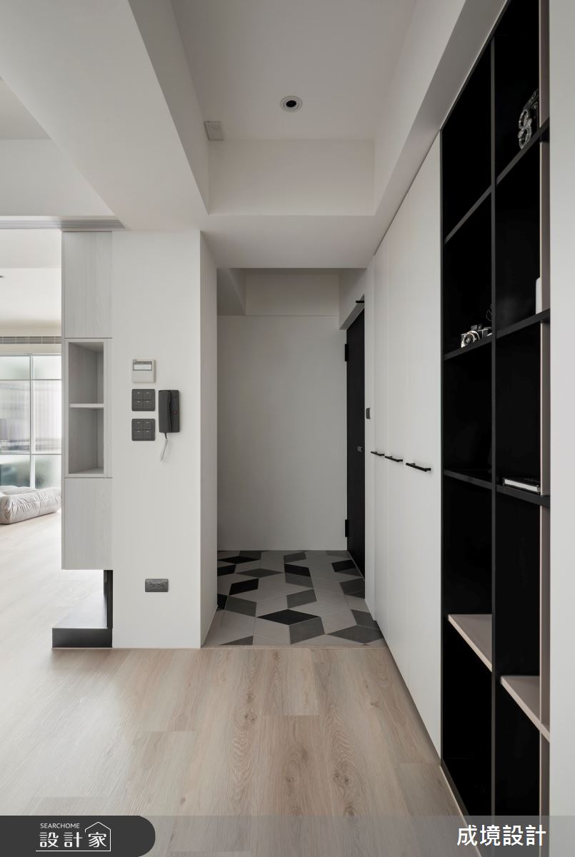 30坪老屋，原本樑柱明顯、天花板低矮，設計師精準格局