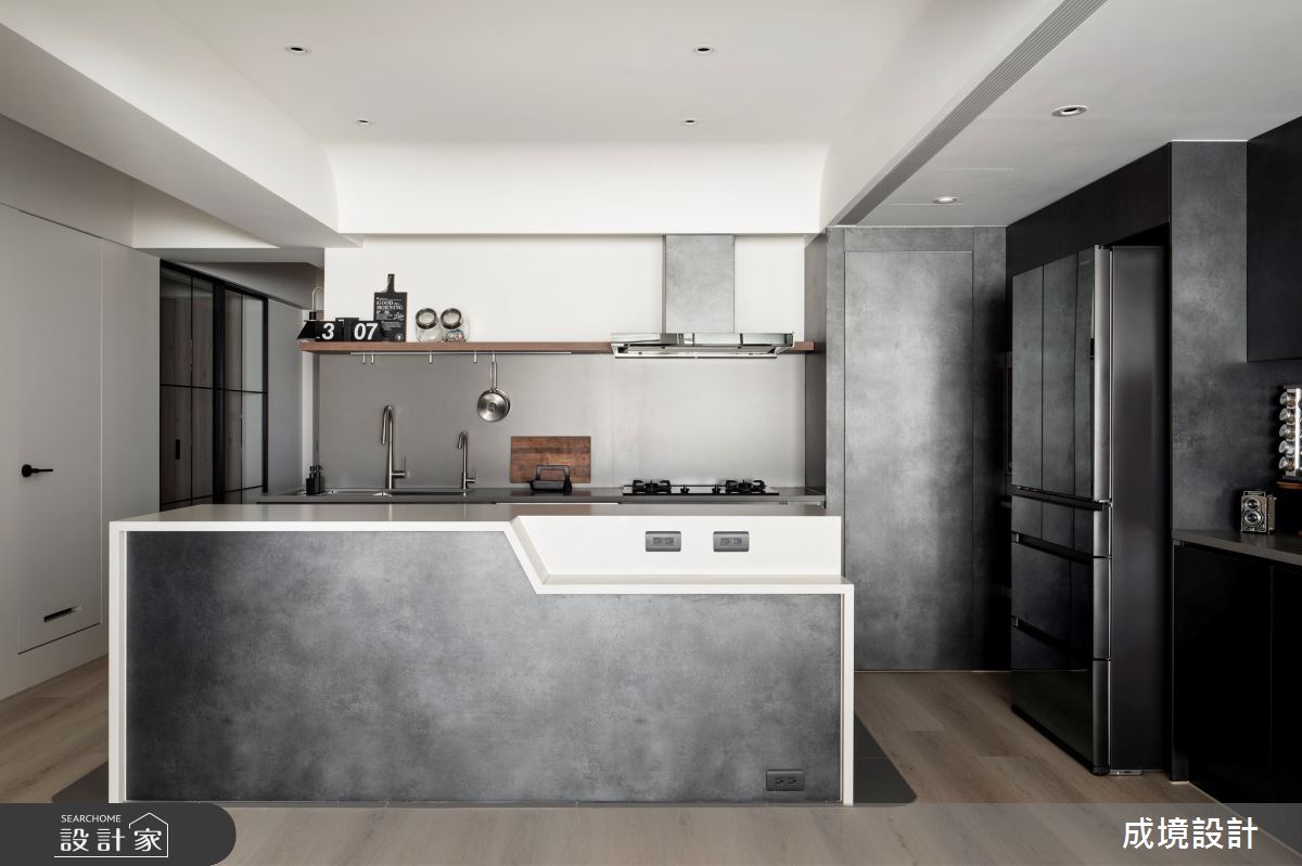 30坪老屋，原本樑柱明顯、天花板低矮，設計師精準格局