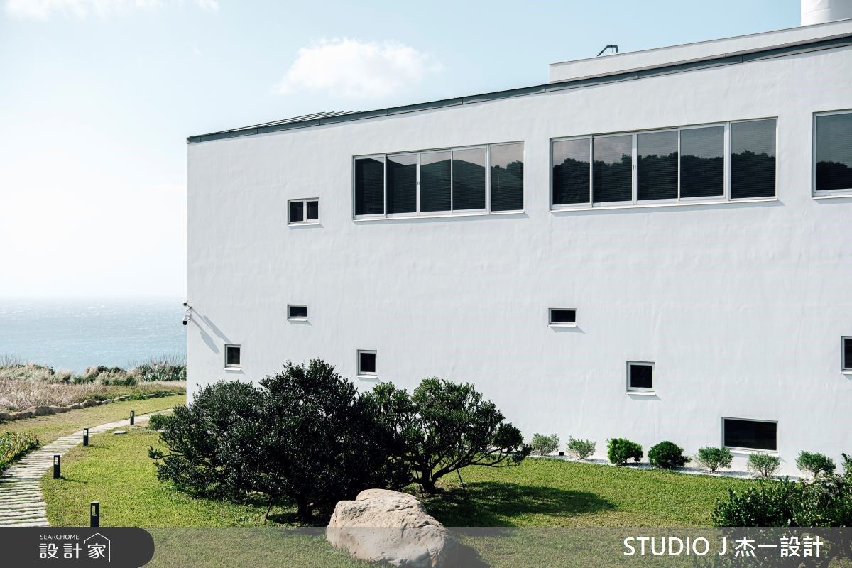 兩座218坪現代風純白建築，佇立於埔頂草原上的風格旅