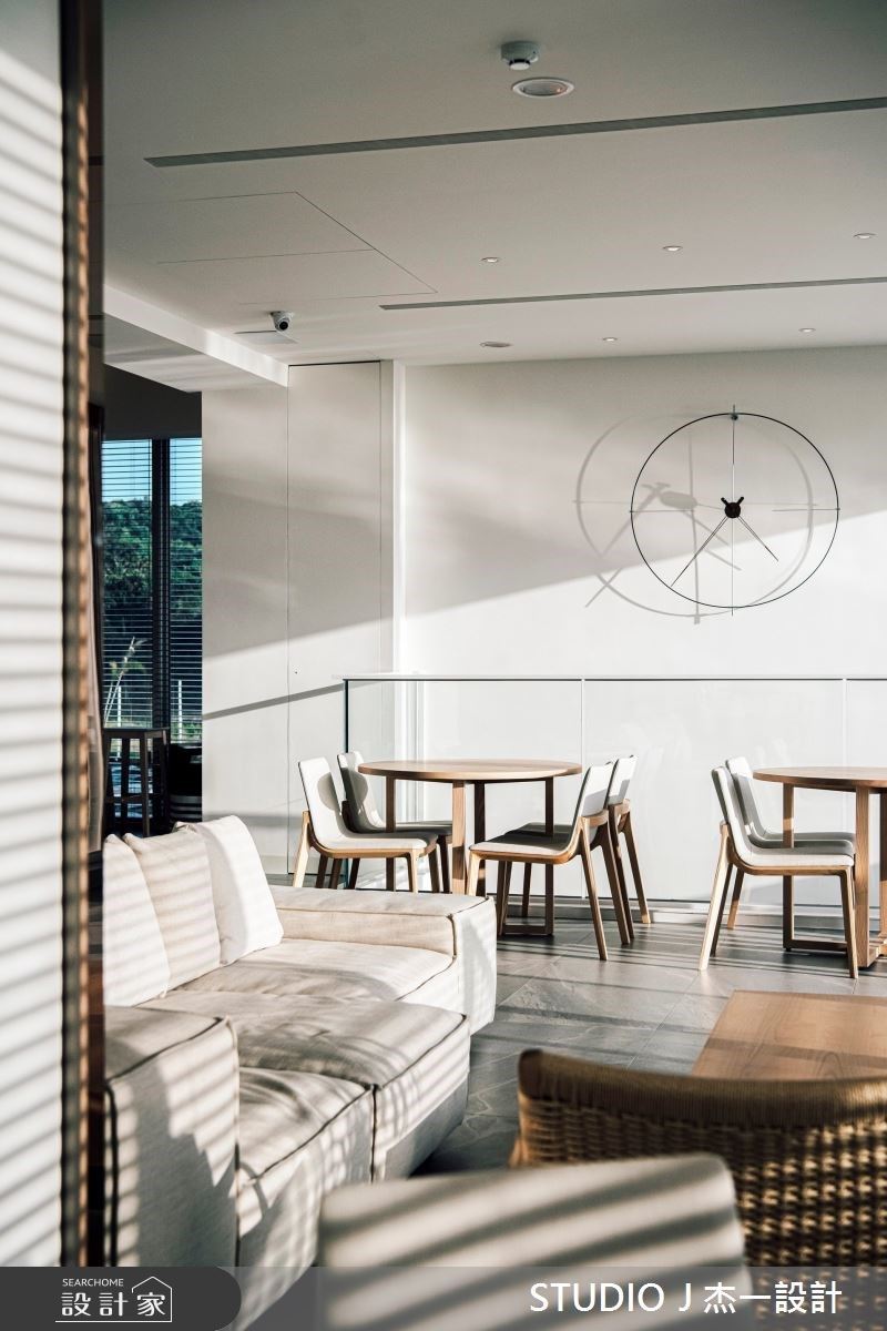 兩座218坪現代風純白建築，佇立於埔頂草原上的風格旅