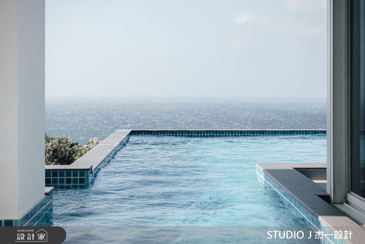 兩座218坪現代風純白建築，佇立於埔頂草原上的風格旅