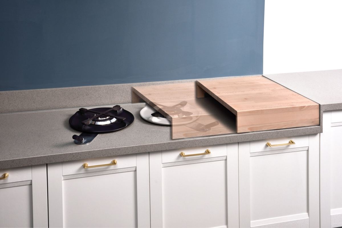 拉菲 LAFITE 柔和古典與工業風格,客製化爐台與水槽高度,以及活動軌道沾板,賦予出一字型廚房更豐富的機能。